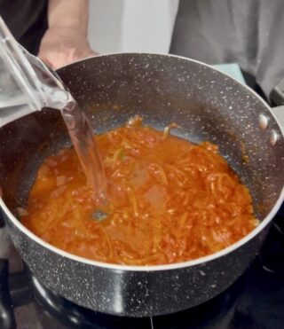 Pomodoro fresco e polpa di pomodoro aggiunti al soffritto
