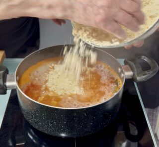 Cottura dei frascarelli nel sugo di pomodoro