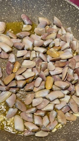 Telline fresche in padella con olio e aglio