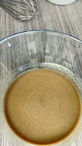 Caffè della moka mescolato con latte condensato per preparare il gelato al caffè senza gelatiera
