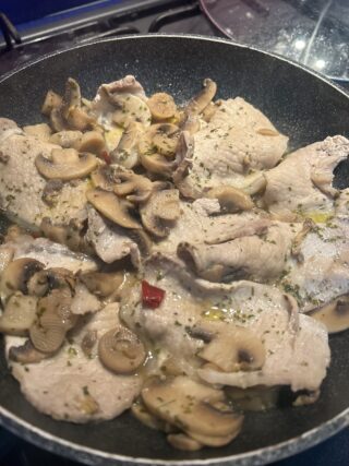 Fettine di arista cotte in padella con funghi champignon