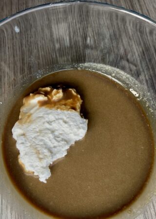 Panna montata aggiunta al composto di caffè per preparare un gelato al caffè cremoso senza gelatiera