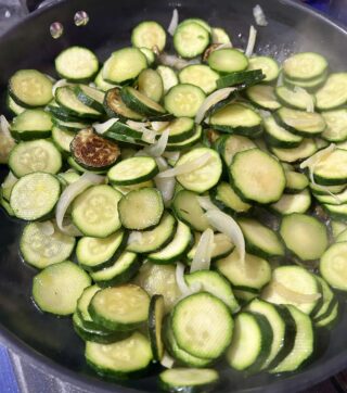 Zucchine trifolate in padella con cipolla per la pasta cremosa