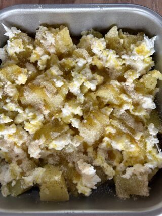 Patate con mozzarella e pangrattato prima della cottura
