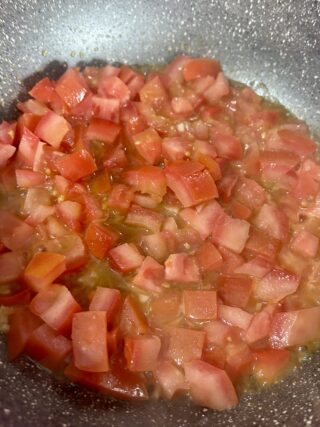 Pomodorini freschi cotti in padella con olio e aglio