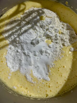 Aggiunta delle polveri nell’impasto del plumcake allo yogurt