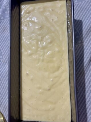 mpasto del plumcake versato nello stampo prima della cottura