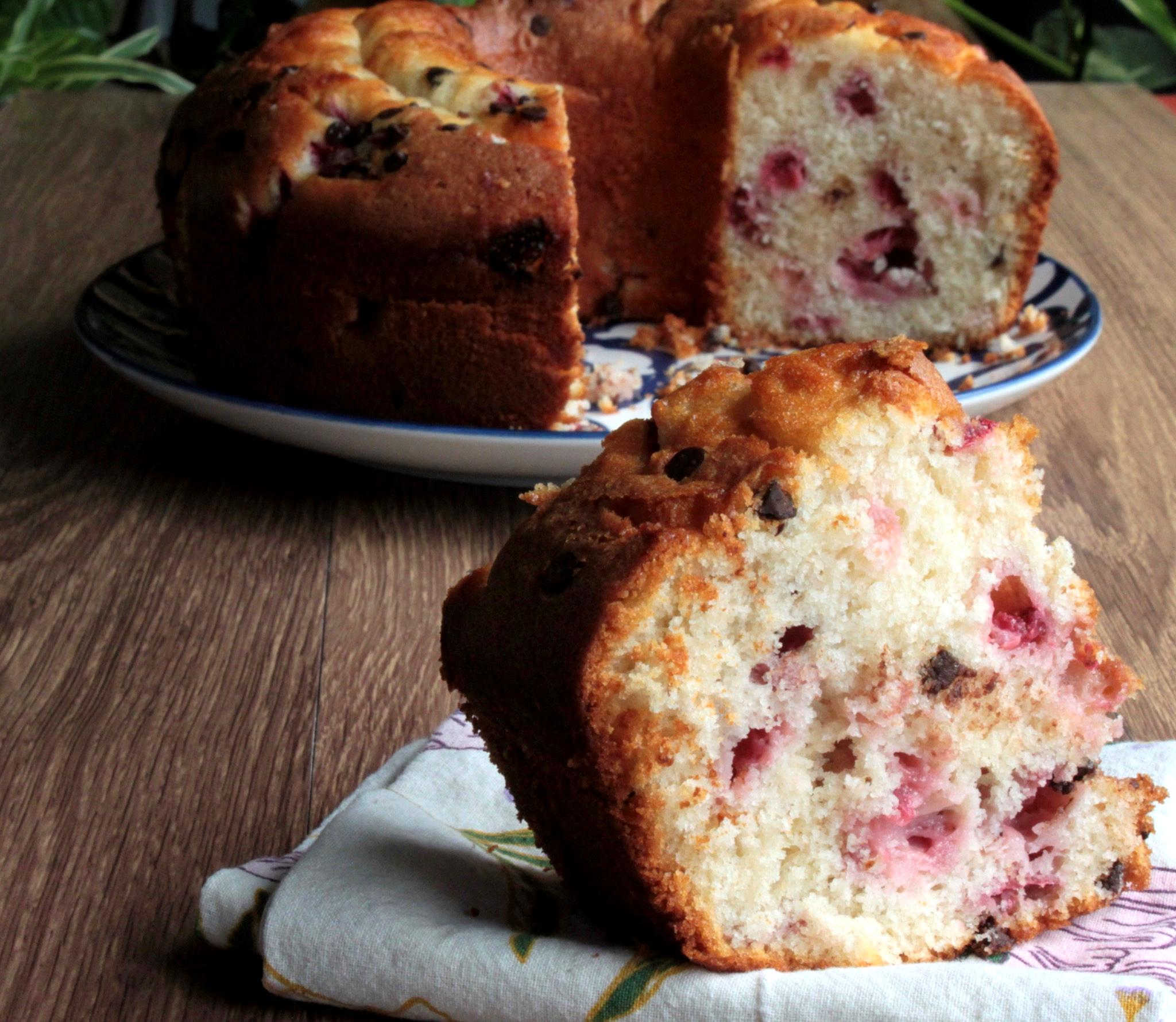 Ciambellone soffice con fragole fresche e gocce di cioccolato fondente fatto in casa
