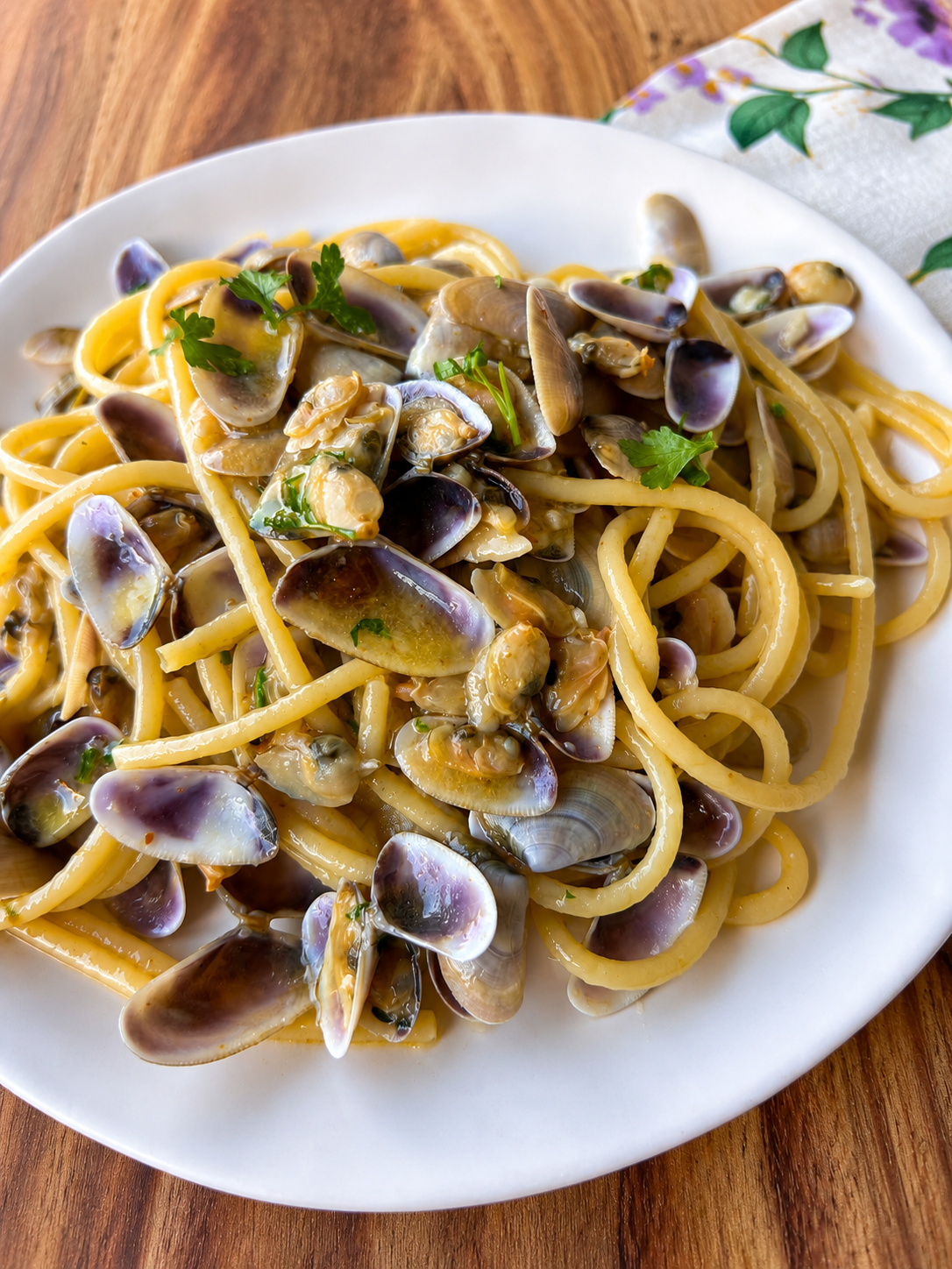 Piatto di spaghetti con le telline fresche e prezzemolo