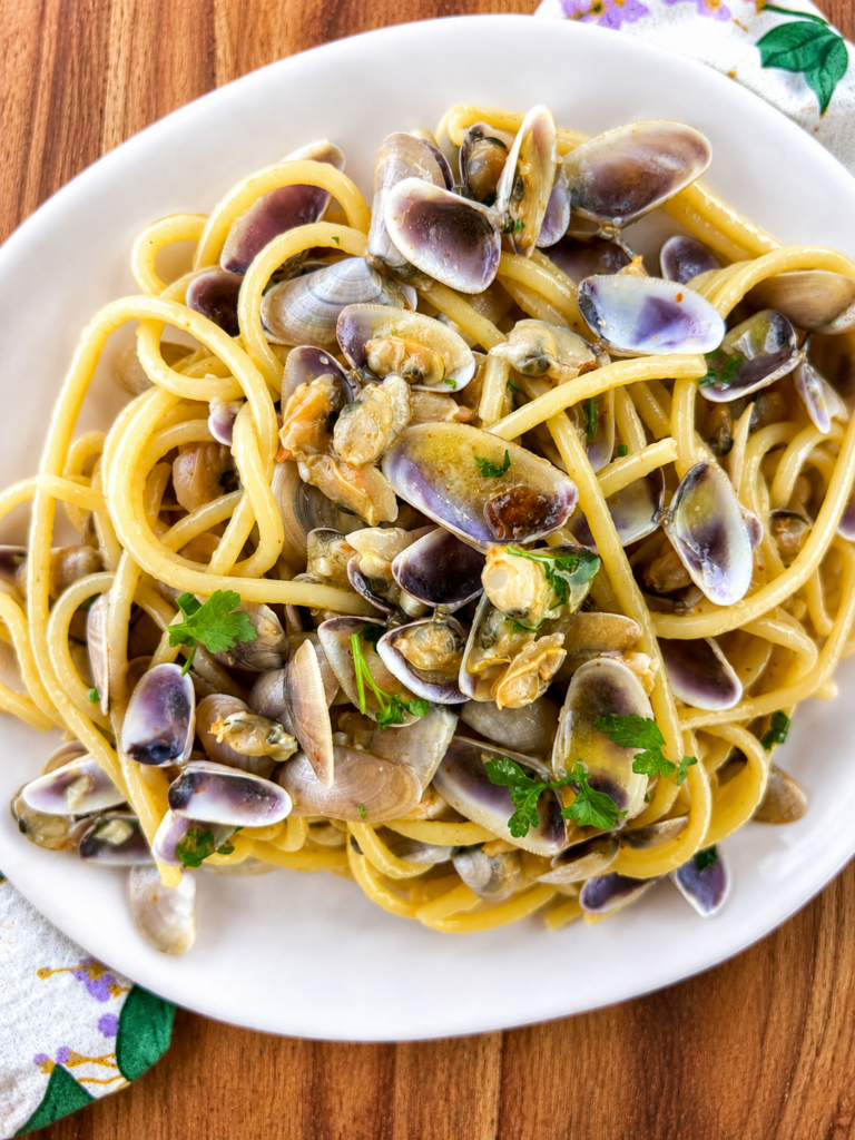Spaghetti cremosi con le telline serviti in tavola