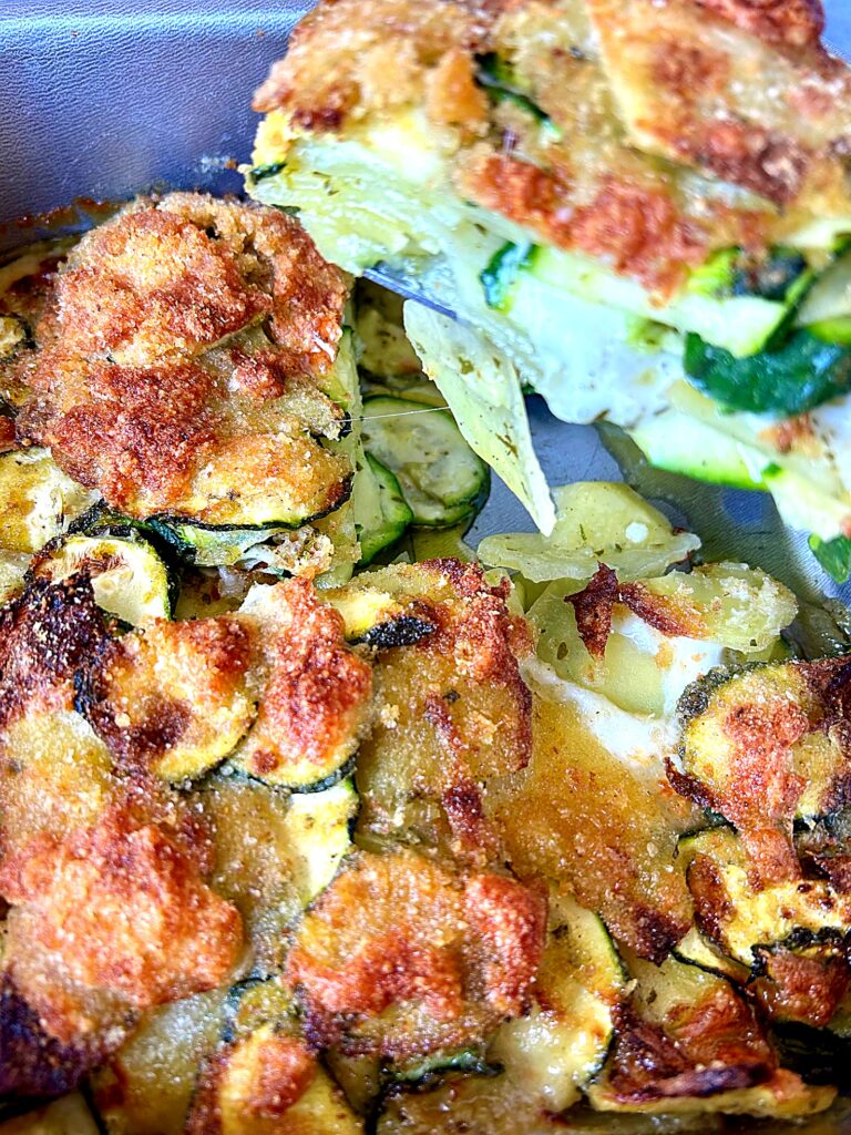Tortino vegetariano croccante di zucchine e patate in friggitrice ad aria