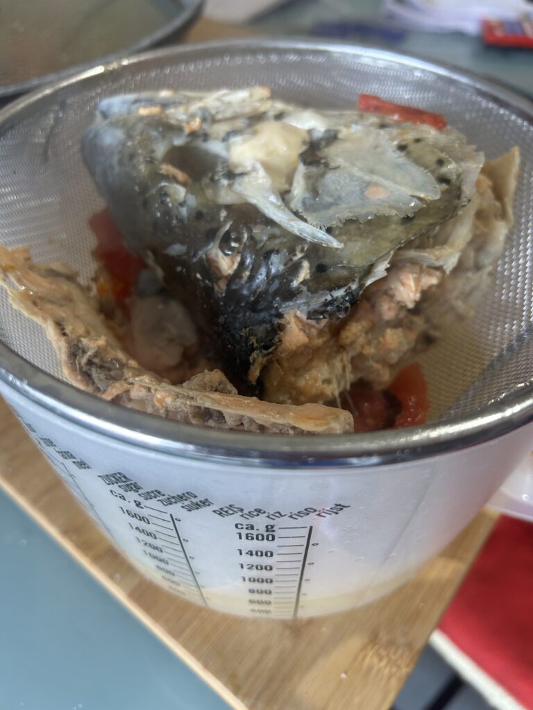 Filtraggio del brodo di salmone ottenuto dagli scarti del pesce