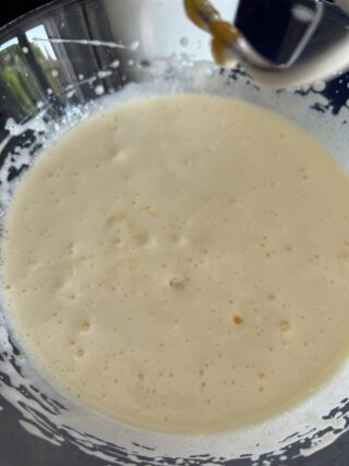 Impasto del plumcake alle susine preparato con uova, zucchero e purea di frutta.