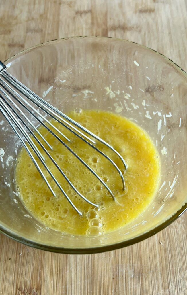 Composto di uova e parmigiano sbattuto con la frusta
