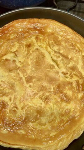 Frittata cotta e dorata pronta per essere farcita