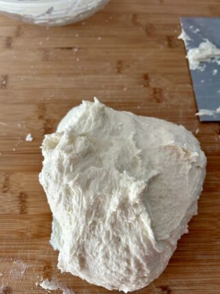 Impasto della pizza senza glutine dopo la lavorazione