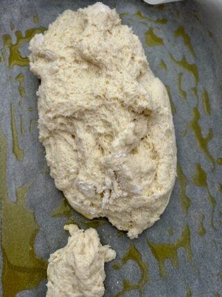 Impasto della pizza senza glutine diviso nelle teglie