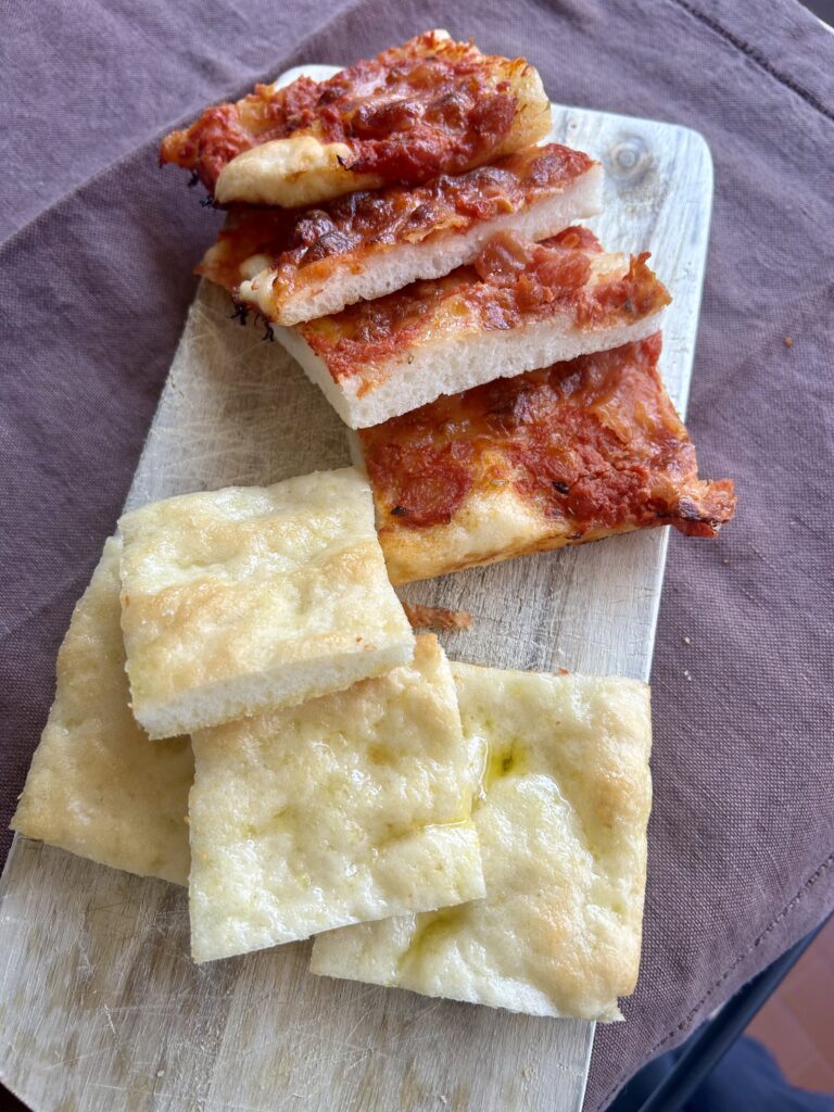Fette di pizza senza glutine fatta in casa alta e soffice