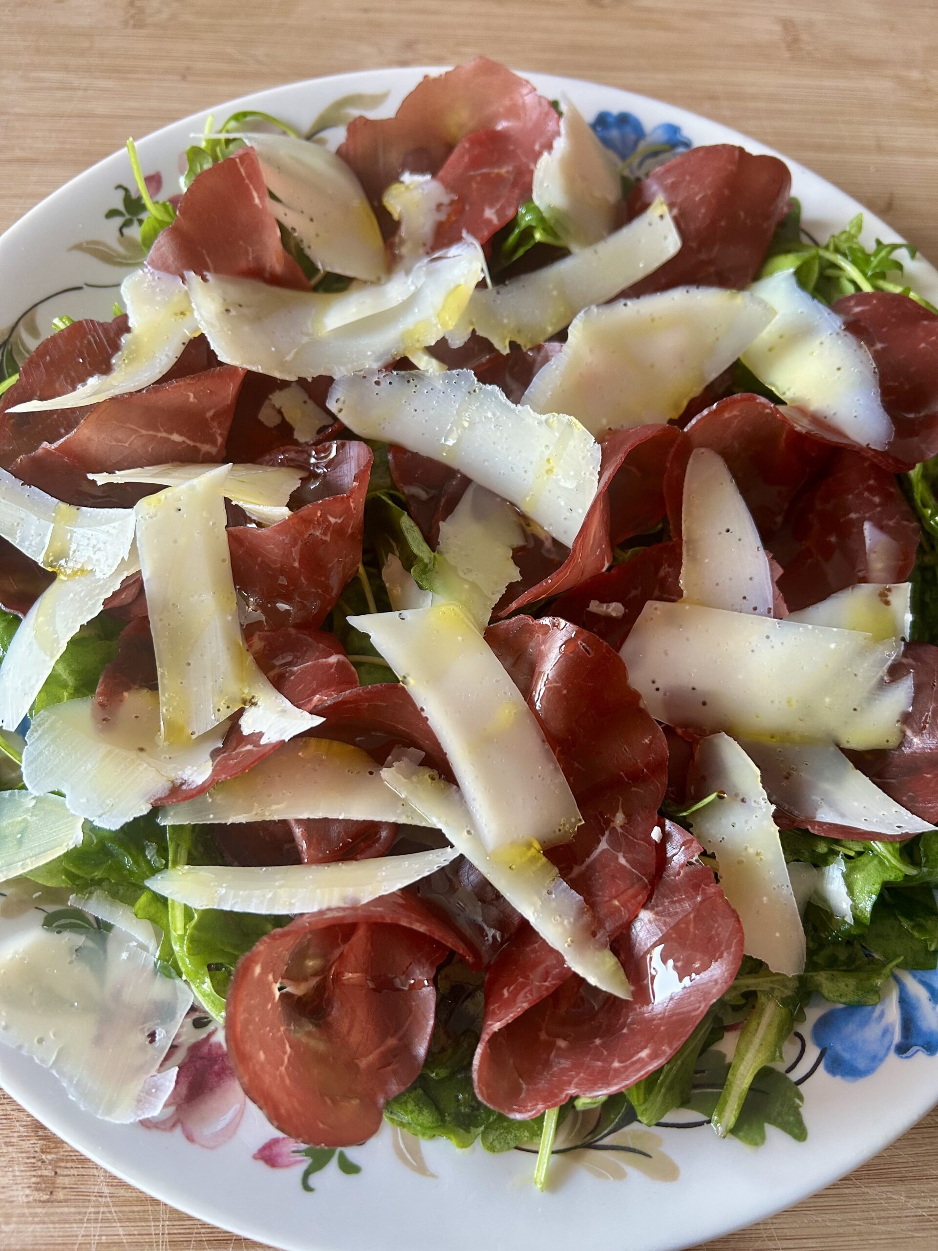 Bresaola con rucola e parmigiano, ricetta estiva fresca e veloce.