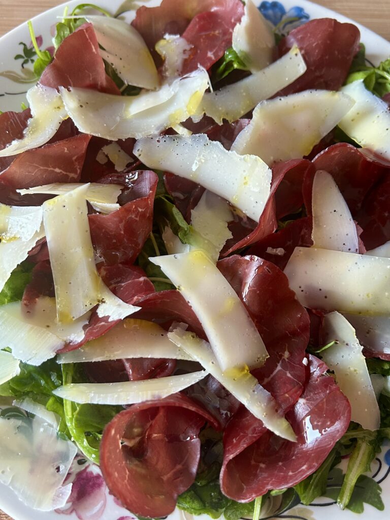 Bresaola con rucola e scaglie di parmigiano pronta da servire.
