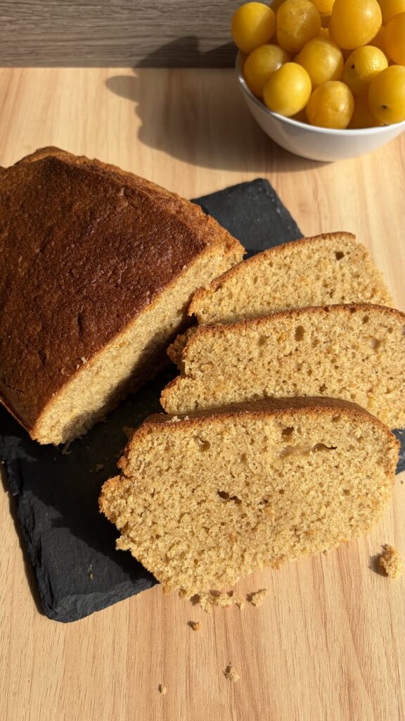 Plumcake alle susine in friggitrice ad aria tagliato a fette, soffice e preparato con farina d'avena e susine frullate.
