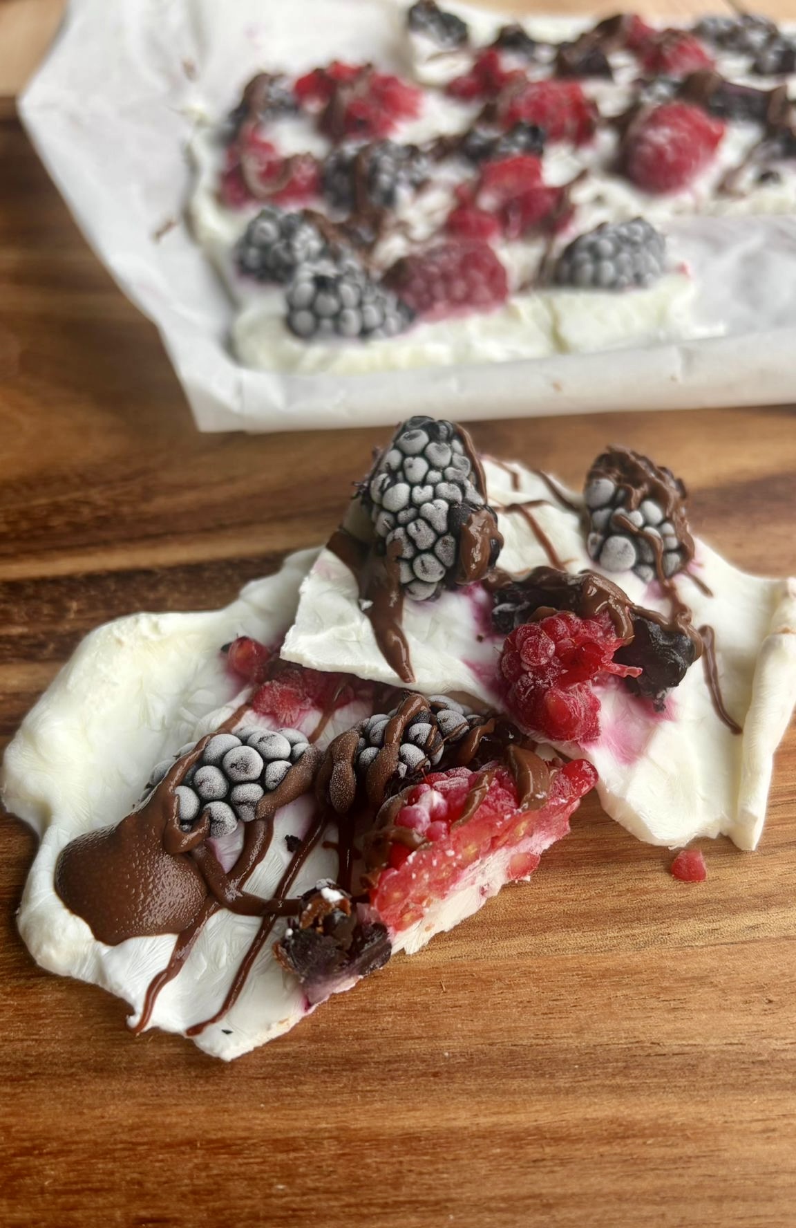 Yogurt frozen ai frutti rossi con yogurt greco, more, lamponi e crema di nocciole pronto da gustare