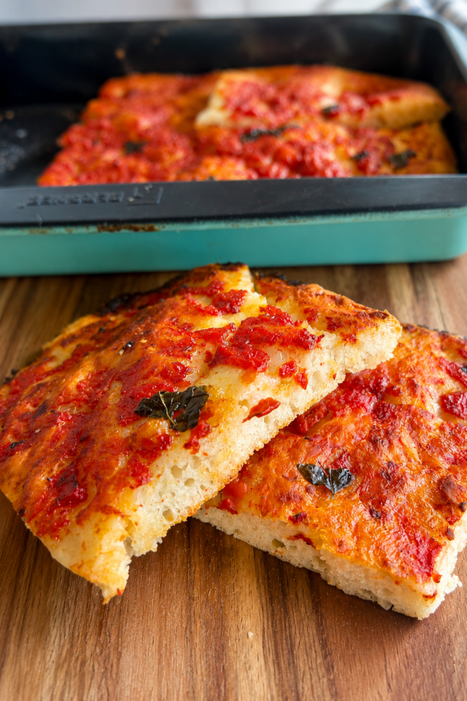 Focaccia al pomodoro preparata con lievito madre avanzato, soffice all'interno e dorata in superficie