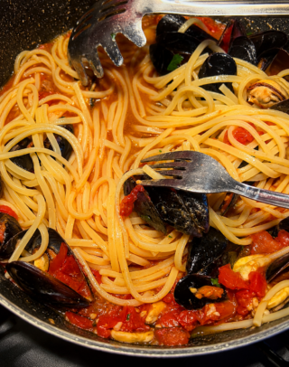 Pasta con le cozze mantecata nel sughetto di pomodori freschi.