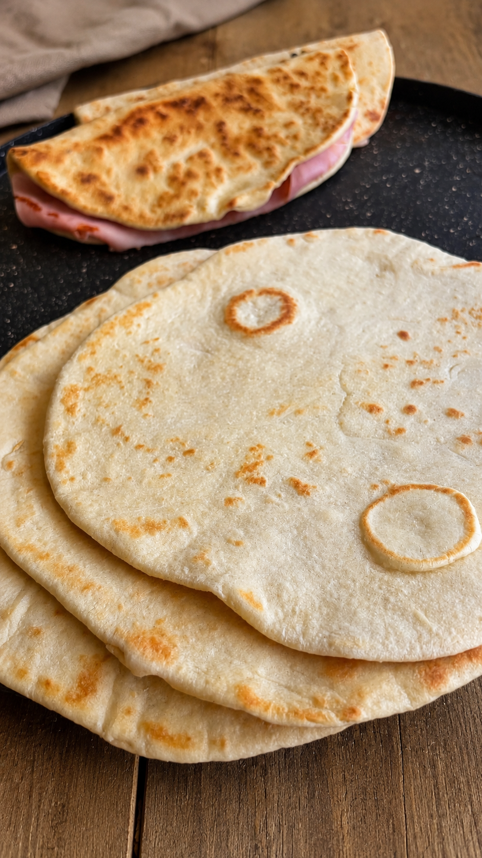 Piadina fatta in casa senza lievito pronta in un'ora, morbida e facile da farcire con salumi e formaggi