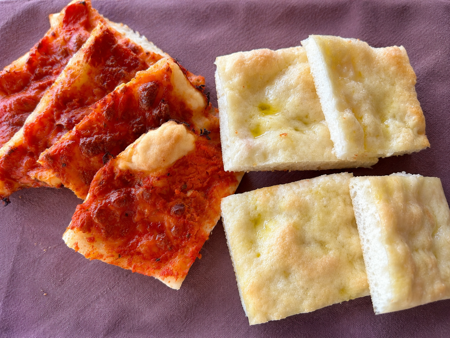 Pizza senza glutine fatta in casa con pomodoro e mozzarella e pizza bianca soffice
