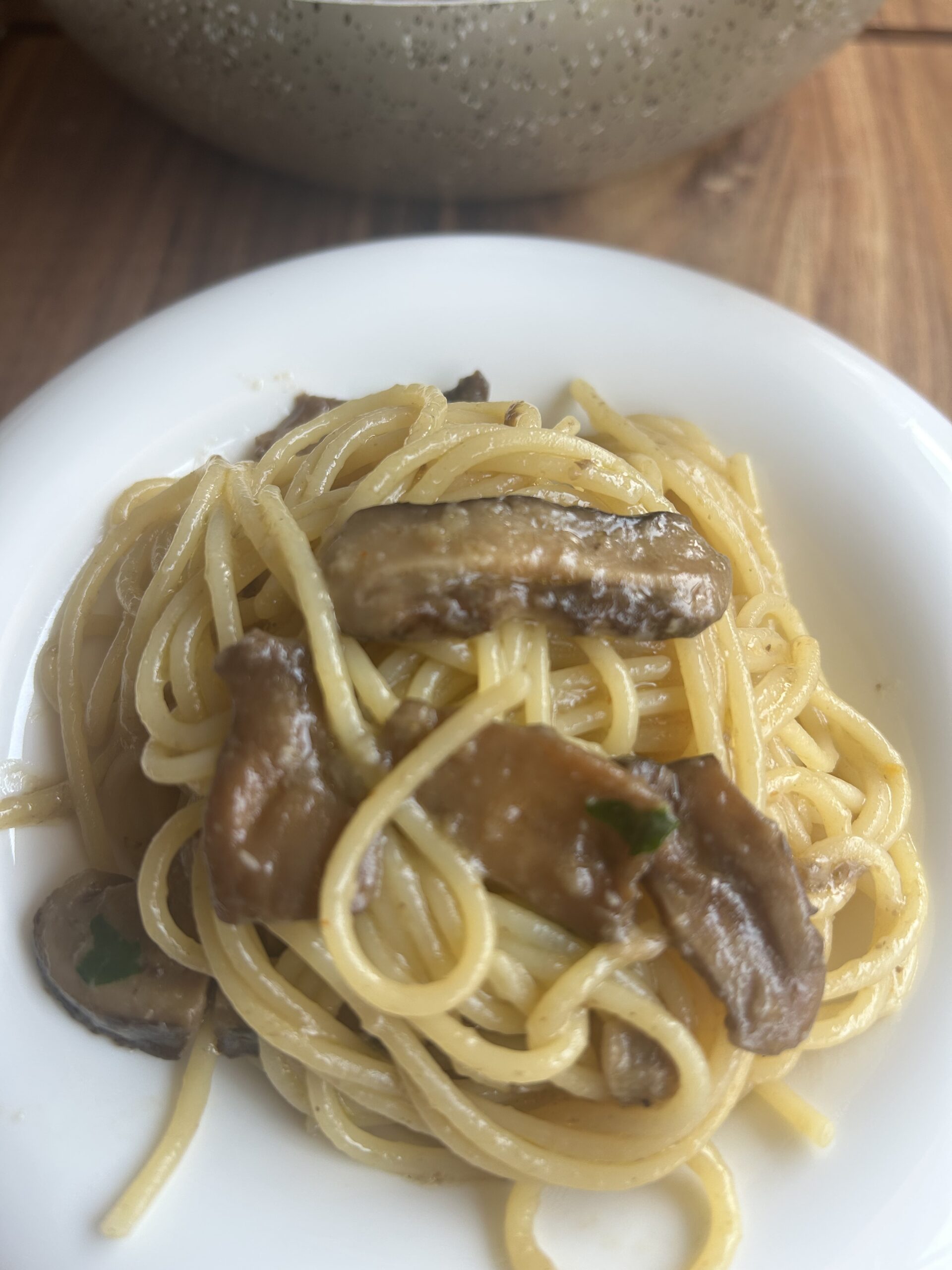 Spaghetti ai funghi cremosi con funghi surgelati