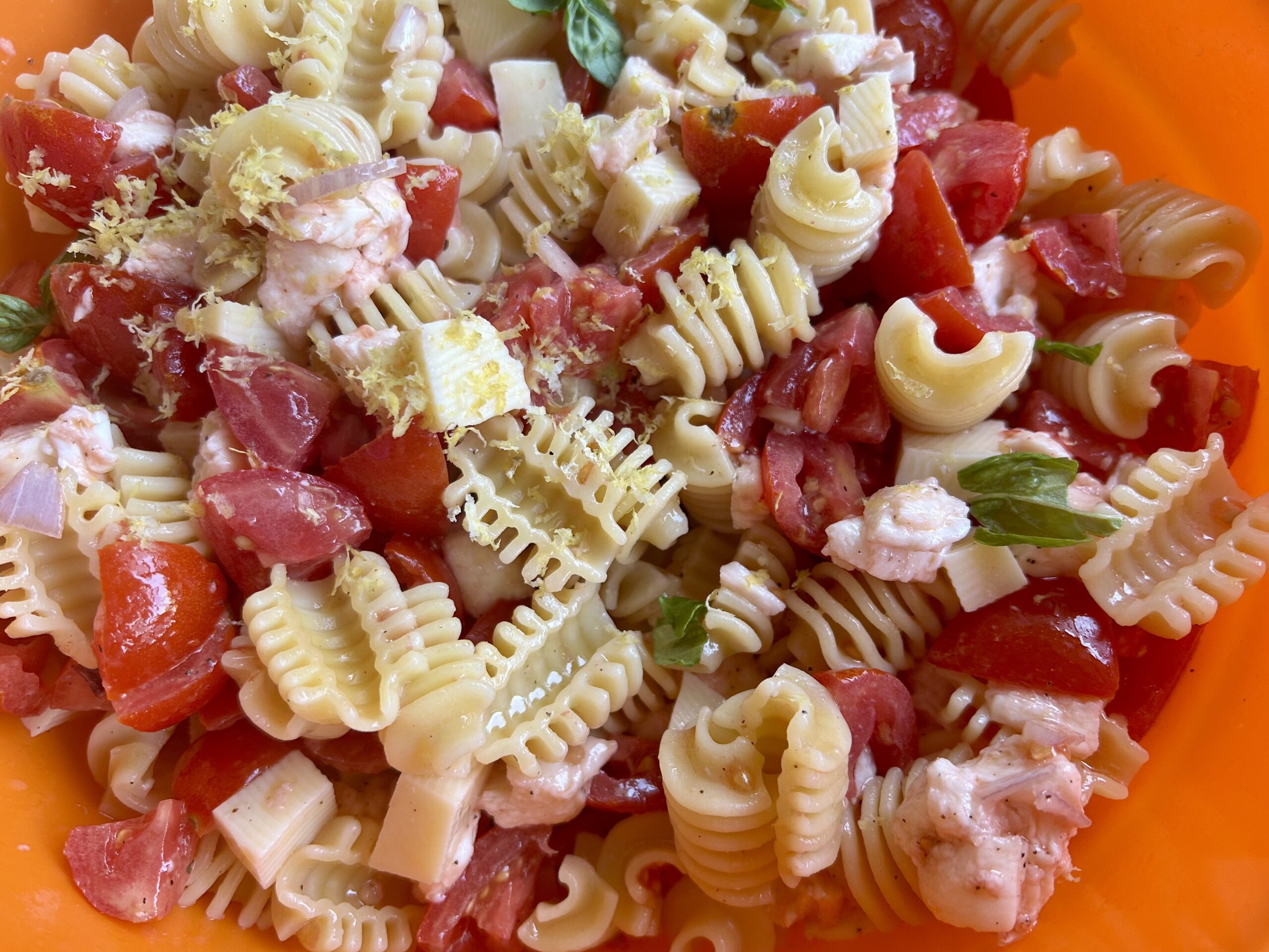 Pasta fredda leggera con pomodorini, mozzarella, edam, basilico e scorza di limone