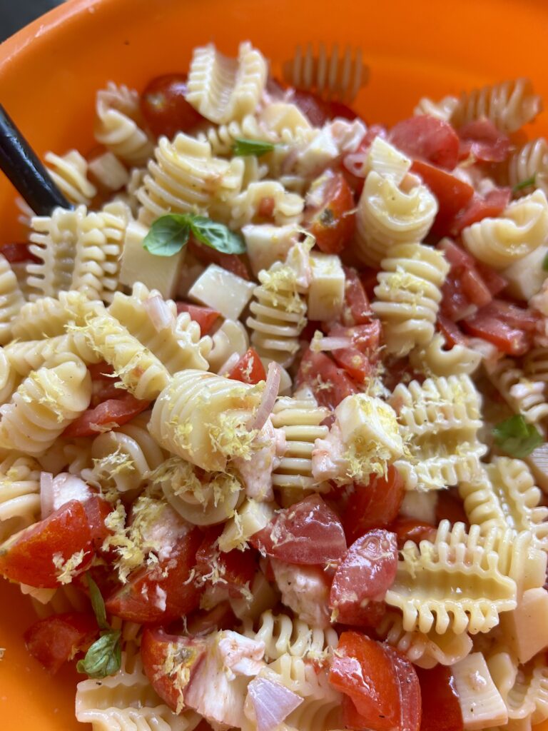 Pasta fredda leggera con pomodorini, mozzarella, edam, basilico e scorza di limone