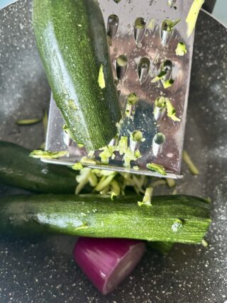Zucchine grattugiate alla julienne per preparare le fettine di manzo con zucchine.