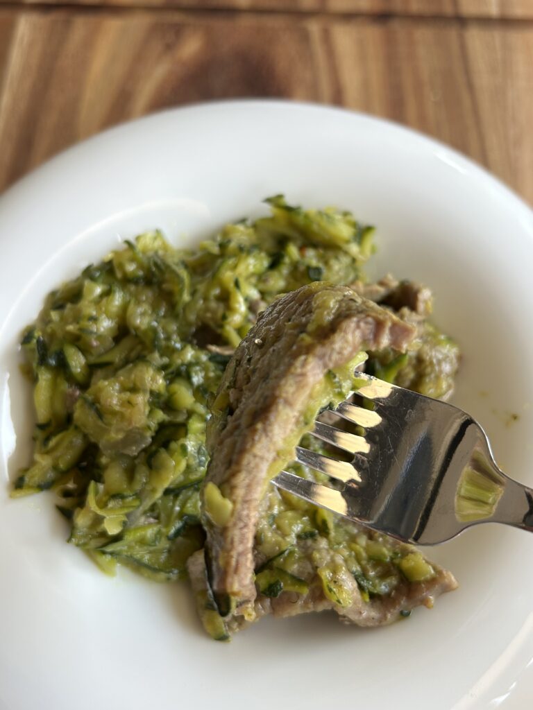 Fettine di manzo con zucchine in padella morbide e succose.