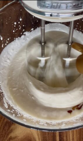 Panna fresca montata con le fruste elettriche per preparare i gelati a stecco