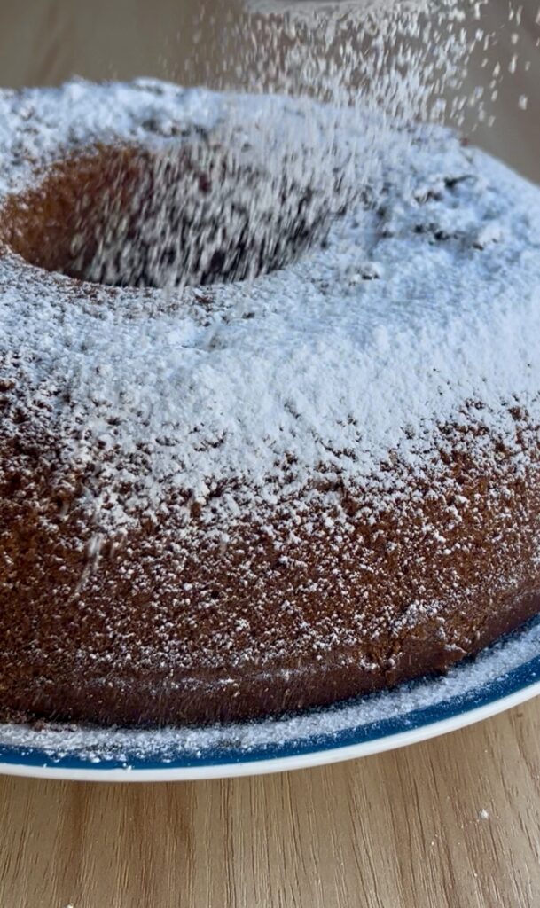 Ciambella con okara appena sfornata spolverata con zucchero a velo