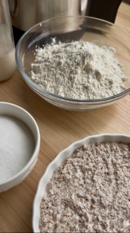 Farina e okara di mandorle e datteri per la preparazione della ciambella
