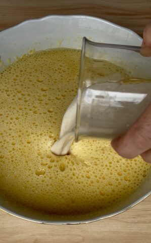 Aggiunta del latte vegetale di mandorla all'impasto della ciambella
