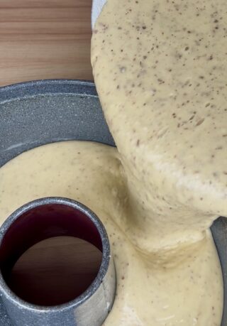 Impasto della ciambella con okara versato nello stampo da ciambella
