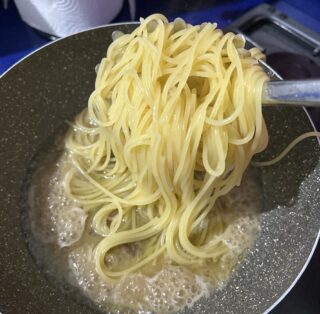 Mantecatura della pasta con burro e alici in padella