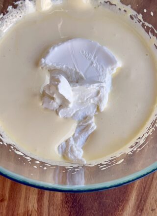 Yogurt greco aggiunto al composto di tuorli.