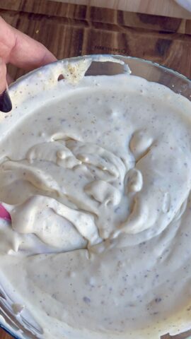 Composto del semifreddo con croccante e panna.
