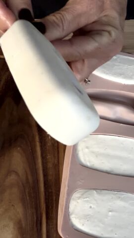 Gelato a stecco fatto in casa appena sformato dallo stampo in silicone