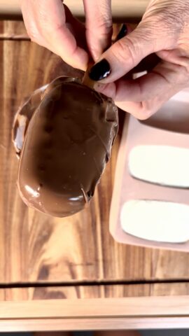 Gelato a stecco fatto in casa appena sformato dallo stampo in silicone