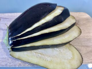 Melanzana tagliata a ventaglio con sale prima della preparazione in forno.