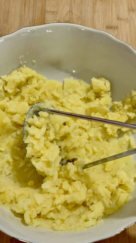 Patate gialle lessate e schiacciate per il soufflé di patate