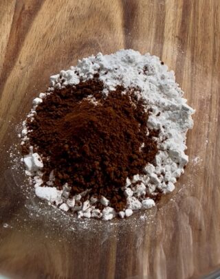 Zucchero a velo e caffè solubile per preparare la crema al caffè