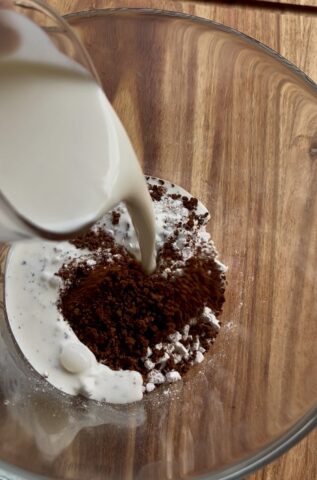Panna aggiunta allo zucchero a velo e al caffè solubile