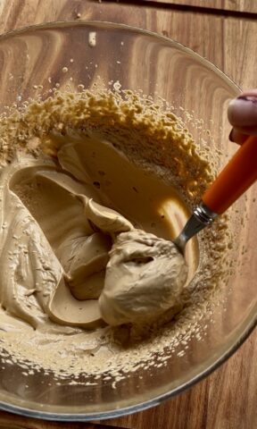 Crema al caffè montata con le fruste elettriche fino a diventare cremosa